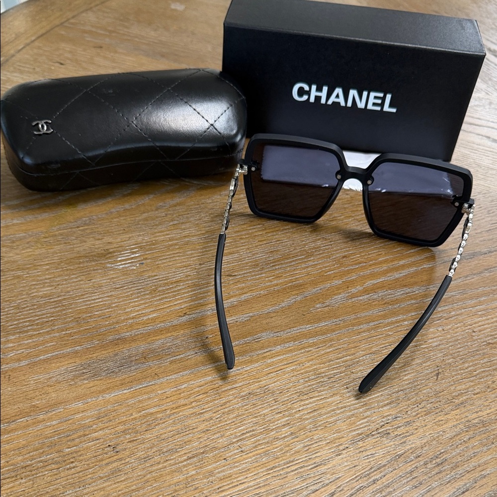 CHANEL Elegant Black & Silver Oversized Sunglasses - Picture 8 of 8